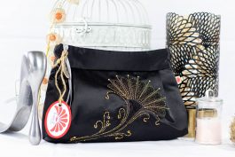 pochette satin noir brodee fleur
