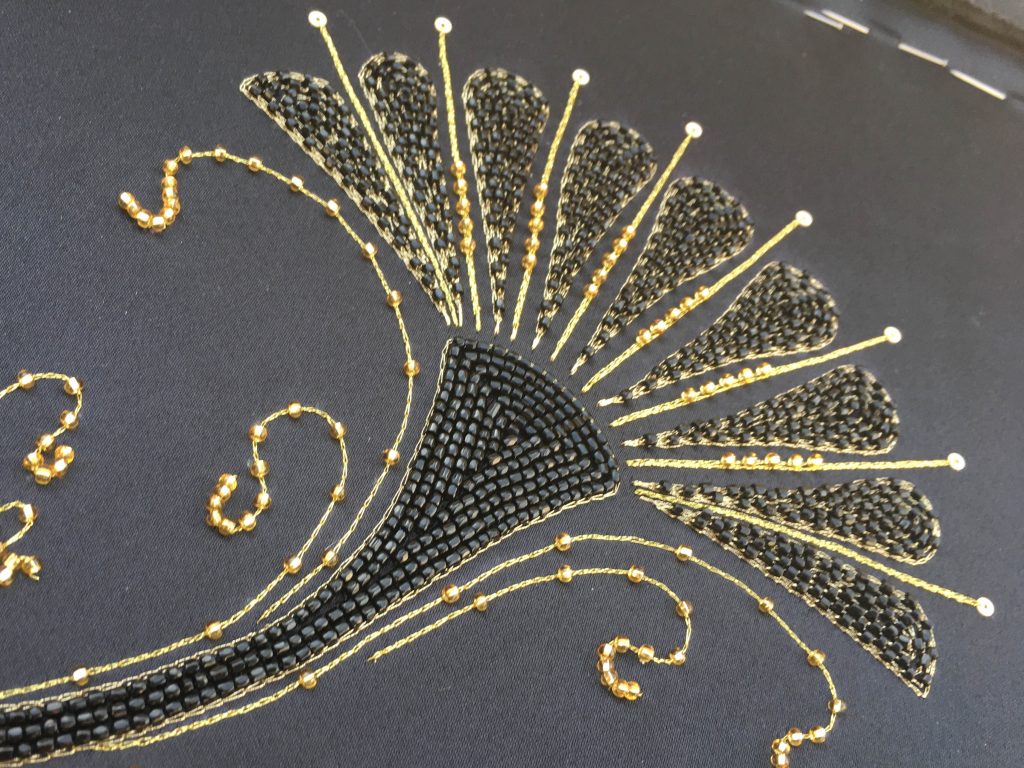 broderie perlee fleur stylisee