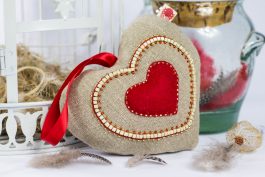 petit coeur brode rouge et blanc