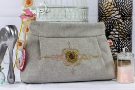 pochette brodee grise