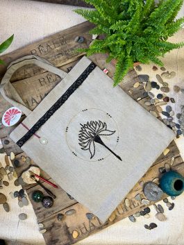tote bag broderie de Lunéville fleur lotus perles noires