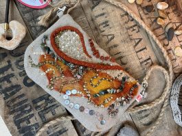 pochette broderie Lunéville laine et pierre sur lin orange feu